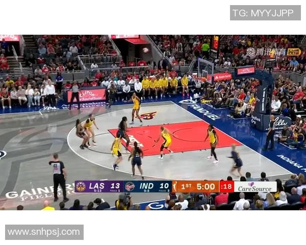 山猫队与洛杉矶火花队激战正酣谁能在这场对决中笑到最后